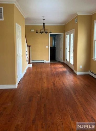 284 Glen Pl, Franklin Lakes, NJ 07417-2707