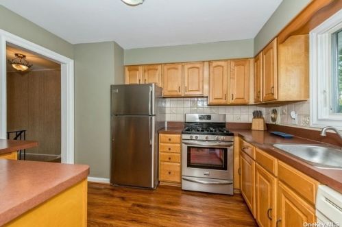 10 Arrowood Ln, Huntington Station, NY 11747-1545