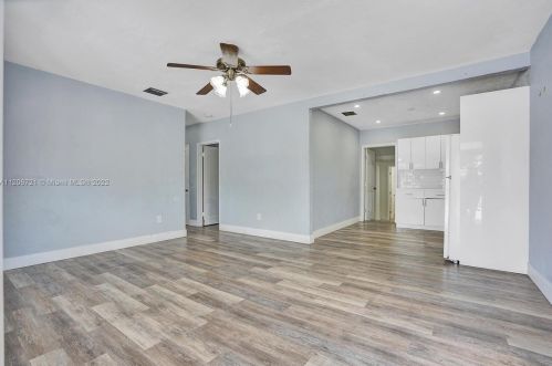 912 32nd St, Hialeah FL  33012-5040 exterior