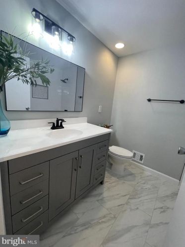 12822 Framingham Ct, Herndon VA  20171-2619 exterior