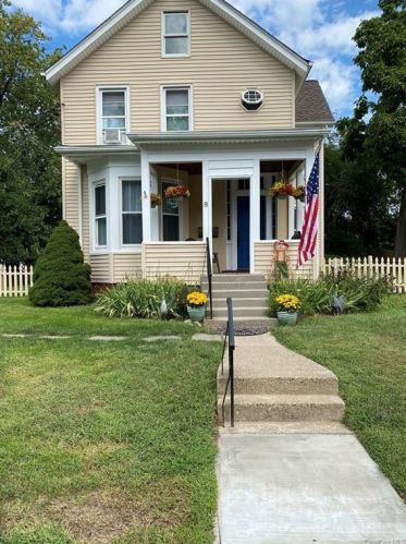 8 Harrison St, Garnerville, NY 10923-1408