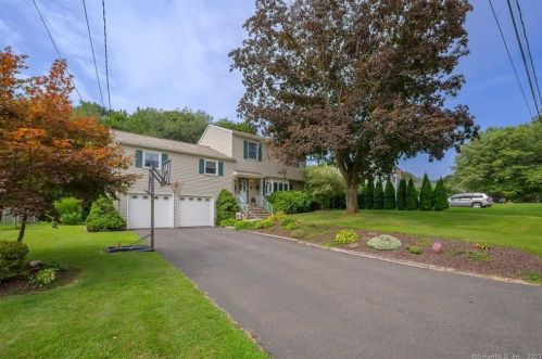15 Sherwood Rd, Waterbury, CT 06708-1812