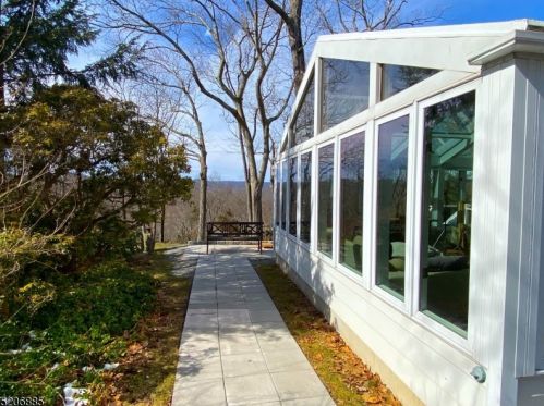 22 Crag Pl, Skyline Lakes NJ  07456-1814 exterior