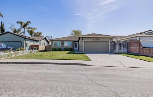 541 Spring Dr, Hollister, CA 95023-3455