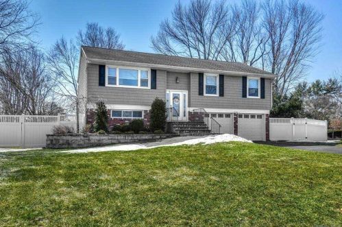 20 Findley Dr, Elwood, NY 11731-4607