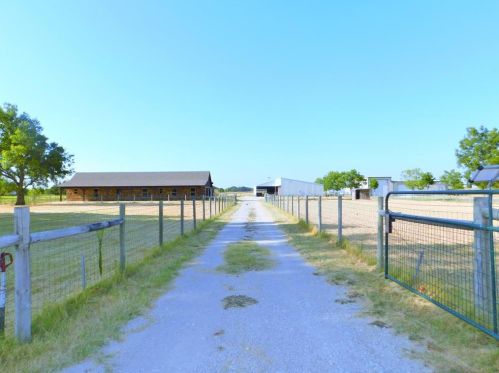 1147 Berend Rd, Pilot Point TX  76258-9349 exterior