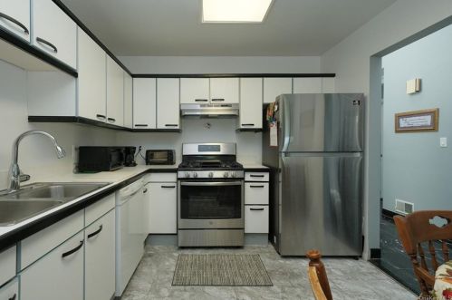 5 Hudson Watch Dr, Crotonville NY  10562-2439 exterior