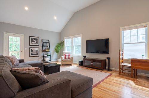 51 Picnic Rock Dr, Dover NH  03820-4709 exterior