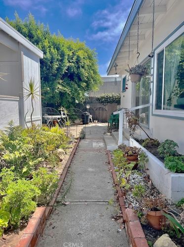 56 Saratoga, Newport Beach CA  92660-6148 exterior