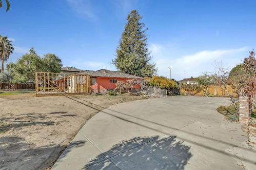 1670 Hillcrest Rd, Hollister CA  95023-5205 exterior