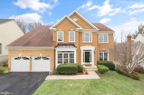 7412 Seabrook Ln, Springfield, VA 22153-2155