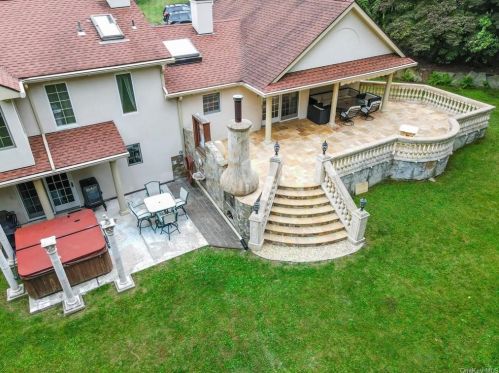 471 Bonnie Ct, Yorktown Hgts NY  10598-2001 exterior