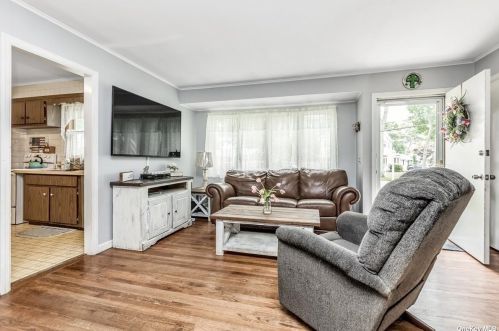 8 Carrington Dr, Elwood NY  11731-3005 exterior