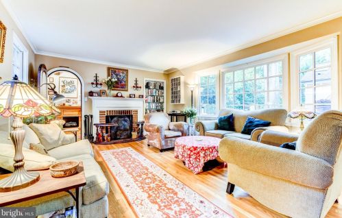 4726 Sedgwick St, Washington, DC 20016-2322