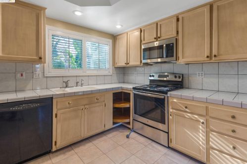 225 Bay Crest Dr, West Pittsburg, CA 94565-2289