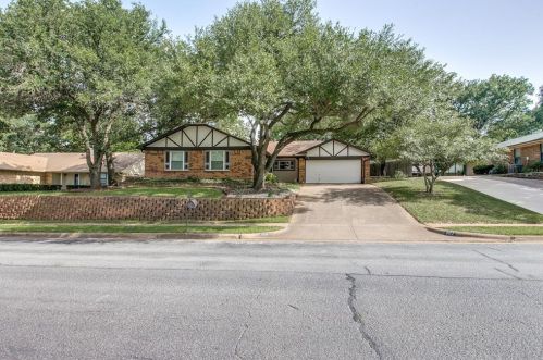 907 Glenn Dr, Euless, TX 76039-7717