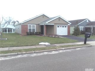 454 Summerwood Ct, Panamoka, NY 11961-2029