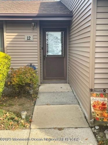 12 Concord Ct, Tinton Falls, NJ 07701-5414