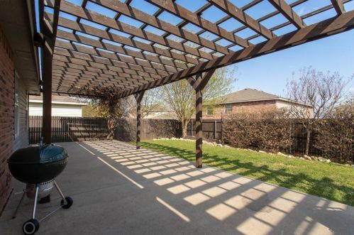 5128 Cliff Oaks Dr, Fort Worth TX  76179-2394 exterior