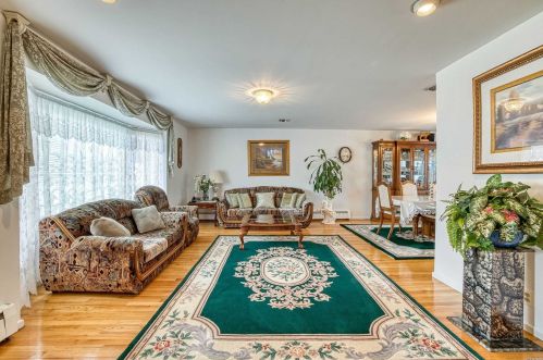 41 Cawfield Ln, Huntington Station, NY 11747-1637
