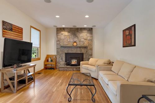 11 Miller Rd, Tompkins Corners, NY 10579-2816