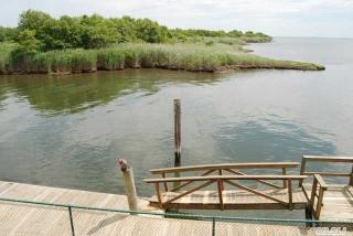 207 Inlet Dr, North Lindenhurst, NY 11757-6814
