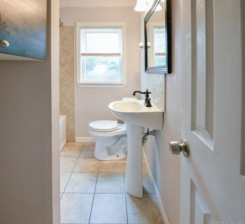 9 Stephen Ct, New Britain CT  06053-1633 exterior