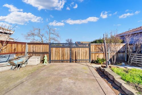 131 Feather Riv Cir, Vacaville CA 95688-8749 exterior