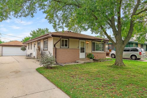 127 Uncas Ave, Milwaukee, WI 53207-6243
