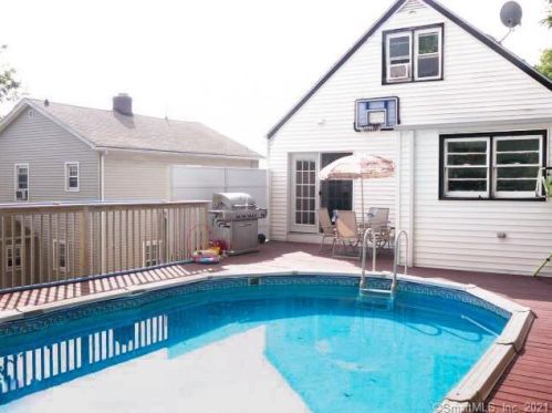 36 Vanguard St, Bridgeport, CT 06606-2217