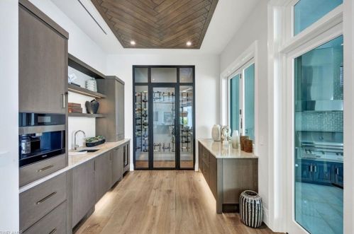 3401 Crayton Rd, Naples FL 34103-3515 exterior