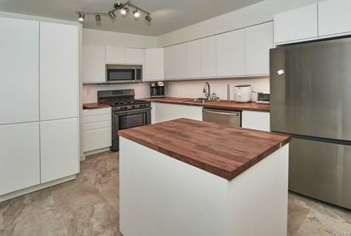 18 Howe St, Warwick, NY 10990-1412