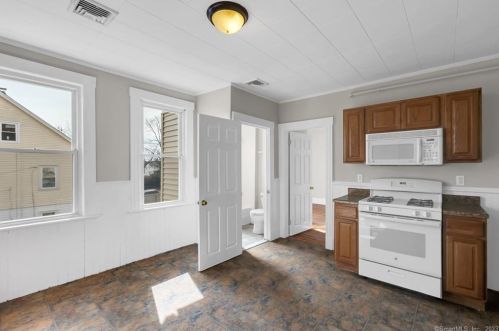 30 Foster St, Manchester CT 06040-5330 exterior