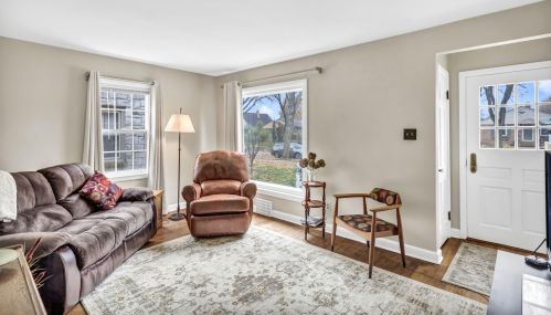 5660 Braeburn Ln, Milwaukee, WI 53209-4204