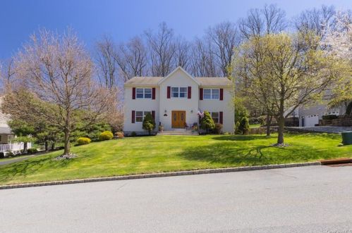 25 Oakley Blvd, Garnerville, NY 10923-1859