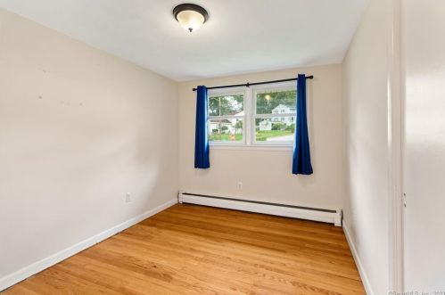 8 Sautter Dr, Uncasville CT  06382-1829 exterior