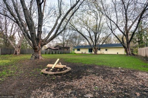 1909 Chestnut Dr, Hudson, WI 54016-1407