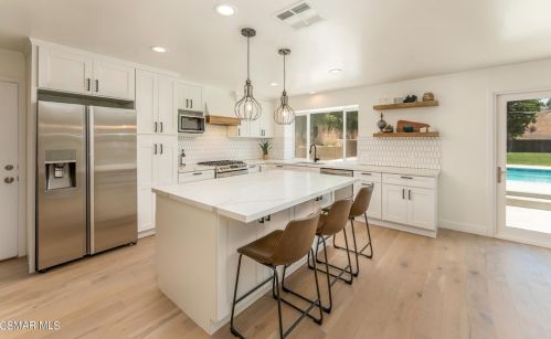 5226 Edgeware Dr, Calabasas CA  91301-2319 exterior
