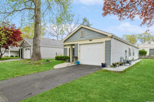 212 Kingston Dr, Panamoka, NY 11961-2062