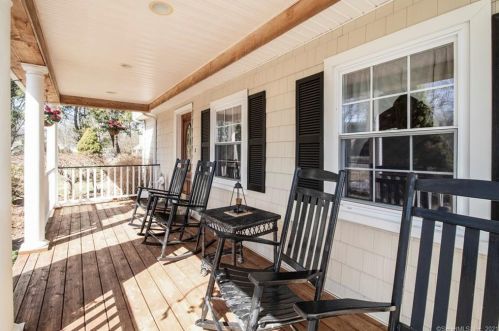 38 White Birch Dr, Bridgeport, CT 06611-3712