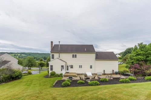 16 Patricks Ct, Wallingford CT  06492-2692 exterior