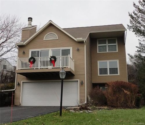 5302 Aquarius Dr, Syracuse, NY 13224-2146