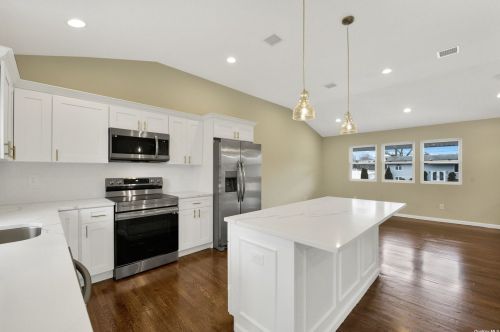 9 Brookwood Dr, Wheatley Heights NY  11798-1005 exterior