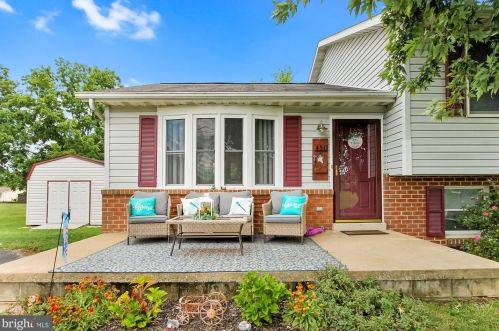 451 Clover Ln, Hanover, PA 17331-9282