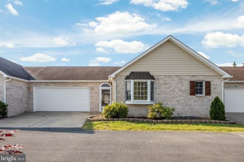 71 Logan Cir, Strasburg, VA 22657-5266