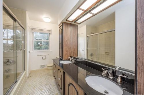 1 Country Ridge Cir, Rye Brook NY  10573-1040 exterior