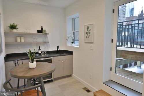 2037 Locust St, Philadelphia PA  19103-5613 exterior