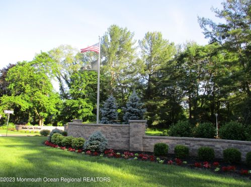 29 Hampton Ct, Tinton Falls NJ  07701-5407 exterior