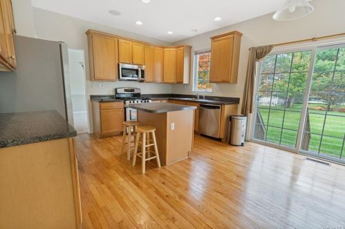 217 Roosevelt Dr, Fishkill, NY 12524-4907
