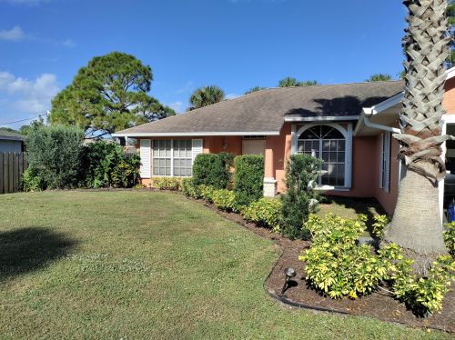 909 Longfellow Rd, Fort Pierce, FL 34953-2328